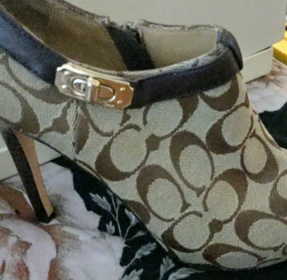 Coach Delilah 4" Heels  with gold tone accents. - Picture 6 of 7